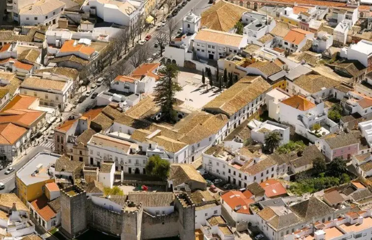 Imagem aérea sobre o centro histórico de Loulé