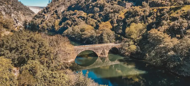 Paisagem de um rio com uma ponte