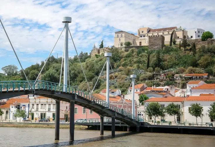 Ponte pedonal de Alcácer do Sal com vista para a cidade