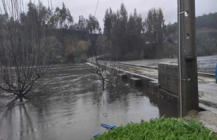 Fotografia da ponte que liga Porto de Vacas a Janeiro de Cima