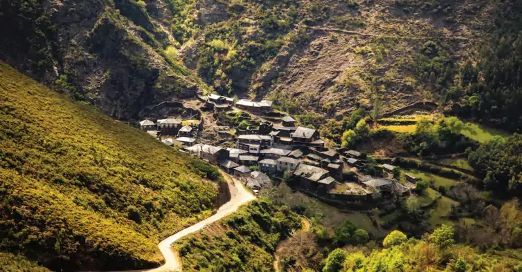 Fotografia aérea de uma aldeia da região