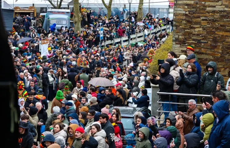 Multidão em Podence