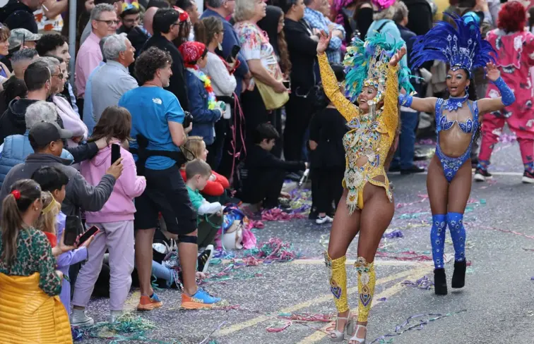 Celebração do Carnaval com desfile na rua