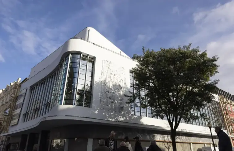 Fachada do edifício do Cinema Batalha, no Porto