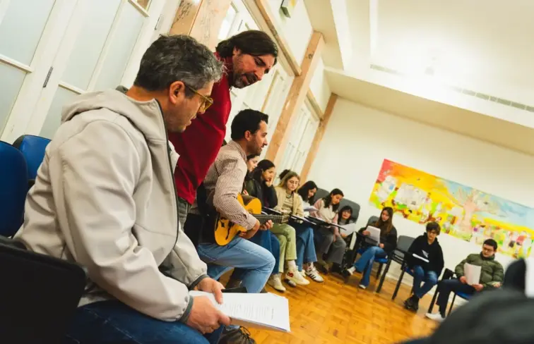 Ensaio da iniciativa Voz Comum, com jovens.
