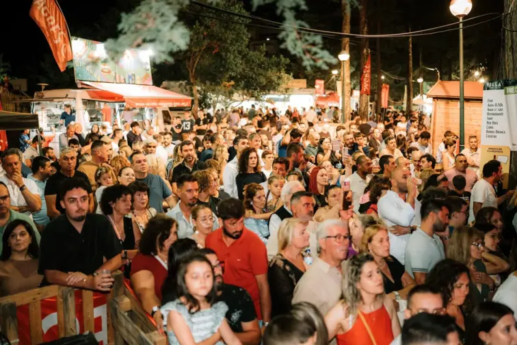 Dezenas de pessoas na feira do ano passado