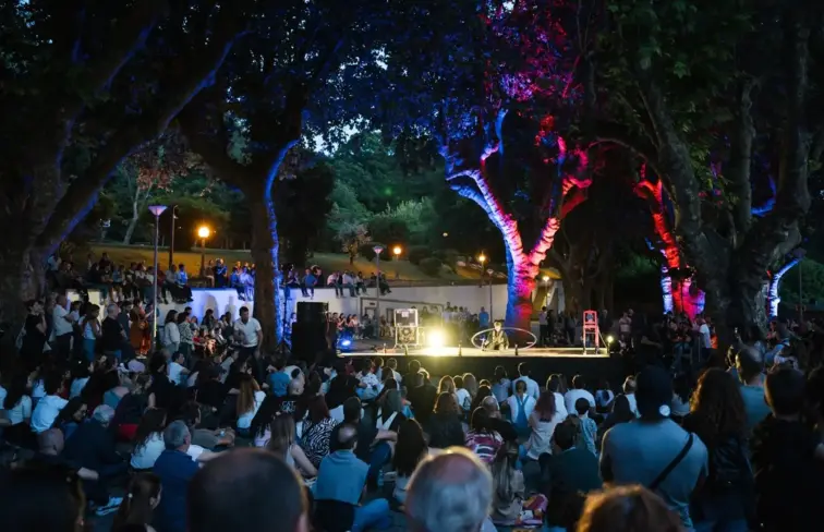 Espetáculo de dança no festival ao ar livre Imaginarius.