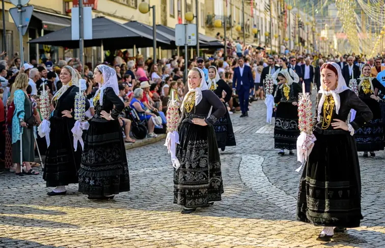 Mordomas com velas votivas