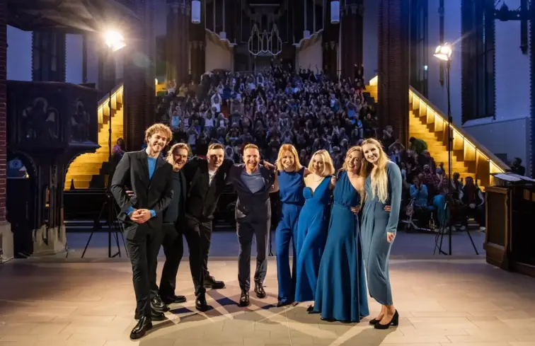 O grupo Art'n'Voices em cima do palco.