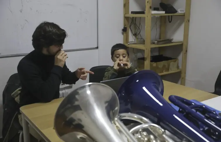 Aluno ensina professor a tocar instrumento musical