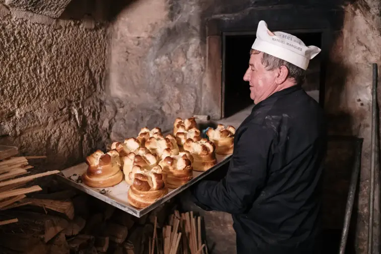 Fogaças, isto é, o pão doce de Santa Maria da Feira a serem benzidas no altar da igreja