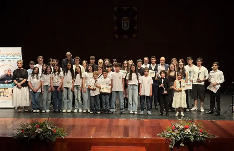 Jovens em cima de palco depois de serem distinguidos na área da música