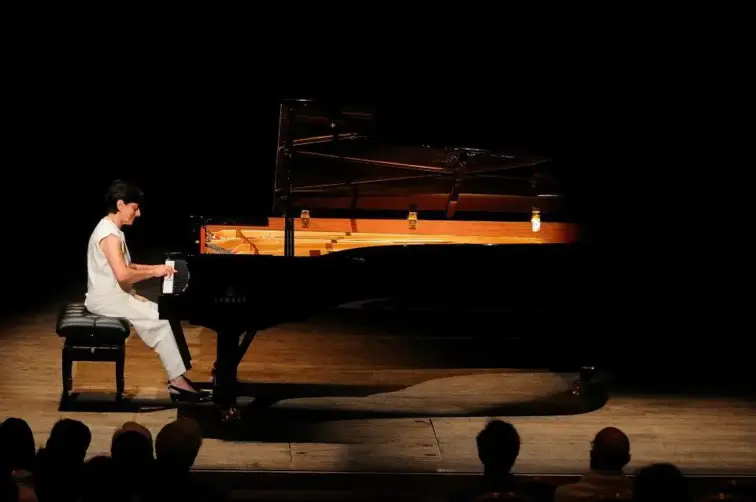 fotografia de mulher a tocar o piano