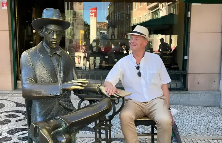 Ricardo Belo de Morais e a estátua de Fernando Pessoa, nas ruas de Lisboa.