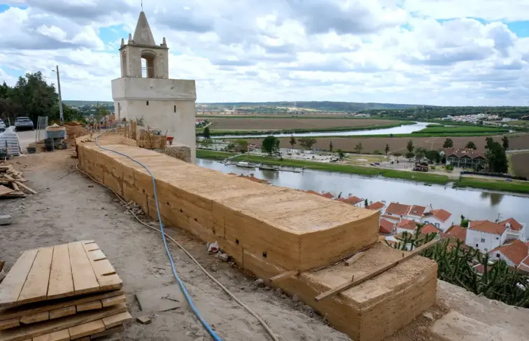 Obras de recuperação da muralha do Castelo de Alcácer.