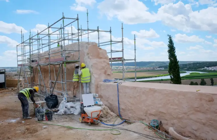 Obras de recuperação da muralha do Castelo de Alcácer.