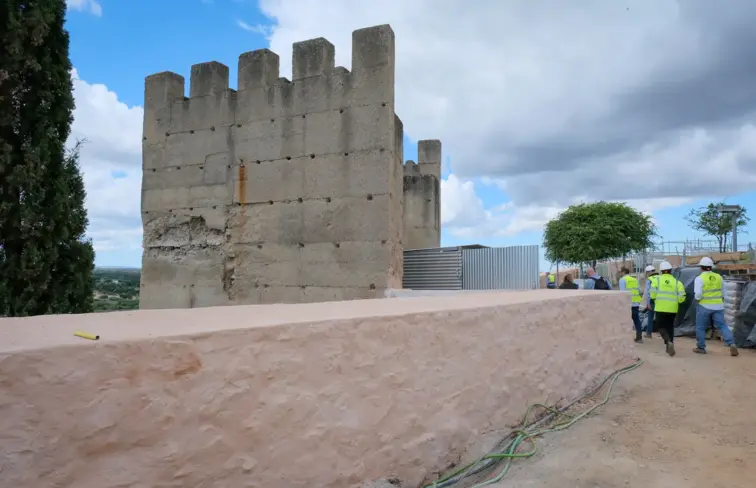 Obras de recuperação da muralha do Castelo de Alcácer.