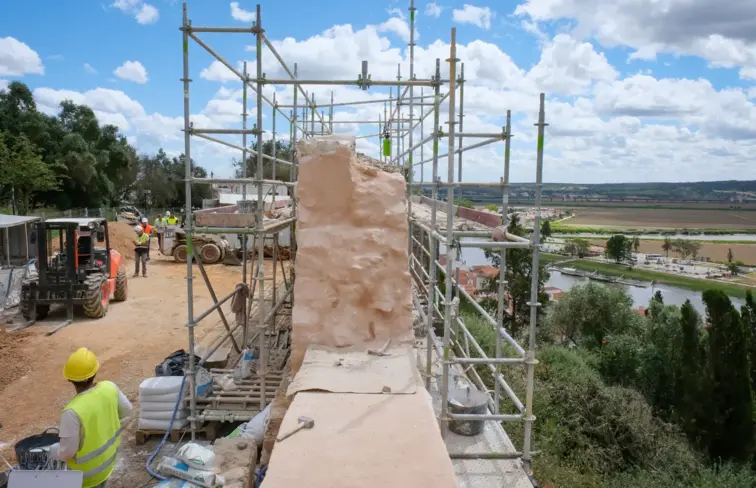Obras de recuperação da muralha do Castelo de Alcácer.