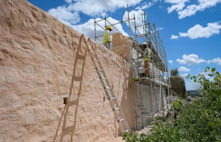 Obras de recuperação da muralha do Castelo de Alcácer.