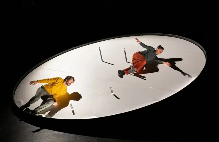 Espetáculo "Thaumazein", com dois artistas numa roda gigante.