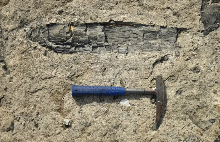 Exemplo de achado arqueológico com instrumento de trabalho