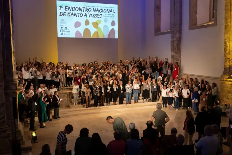 Grupo de mulheres a cantar