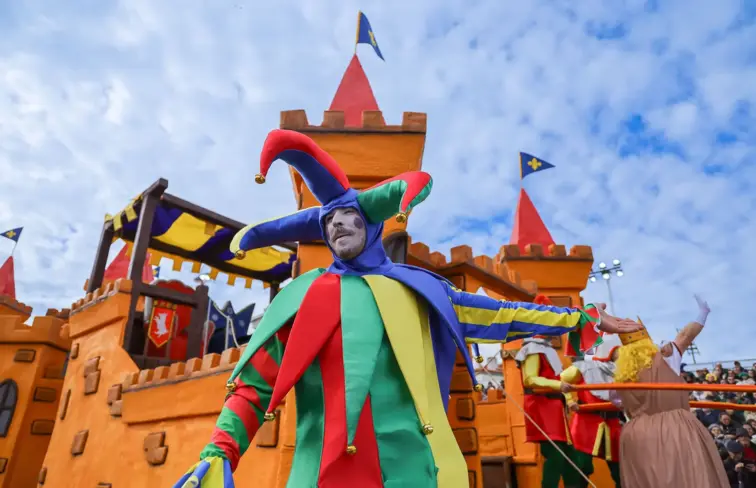 Pessoa mascarada para o carnaval de Estarreja 