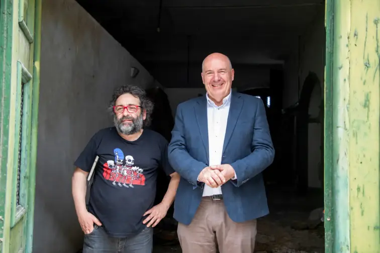 Presidente da Câmara Municipal, Leopoldo Rodrigues, e o marceneiro Jose Batista