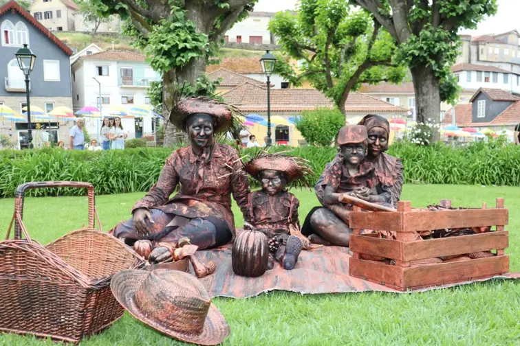 três estátuas vivas em cinfães