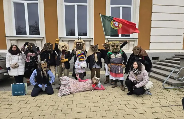 Representantes do Entrudo de Góis, com máscaras de cortiça, na Bulgária, local onde decorreu o festival. 