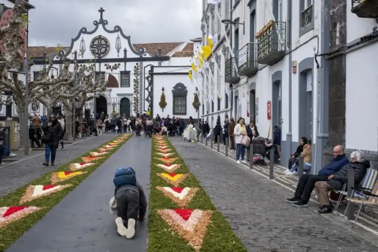 Ponta Delgada volta a encher-se de flores na festa do Santo Cristo