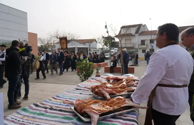 Fotografia do cabrito estonado e várias pessoas na última edição do Festival
