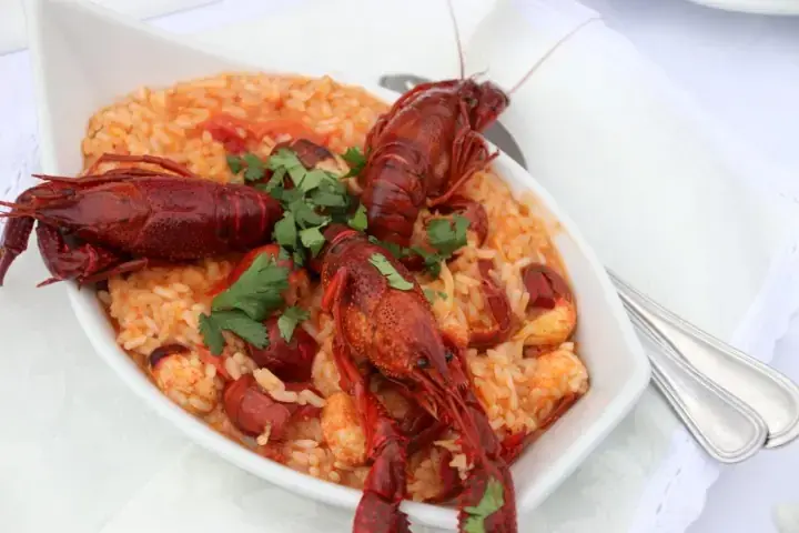 Prato de arroz de lagostim