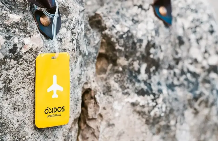 Imagem ilustrativa do festival com passaporte literário pousado numa pedra