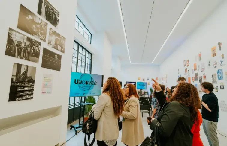 Participantes preenchem sala expositiva do festival que acontece em Guimarães