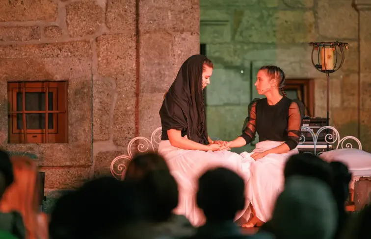 Fotografia mostra o espetáculo “O que vi quando olhei para trás” e que junta Catarina Carvalho Gomes e Sofia Moura