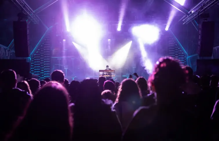 palco com artista e pessoas