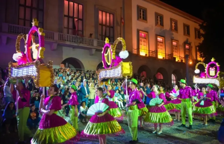 Momento de desfile de marchas