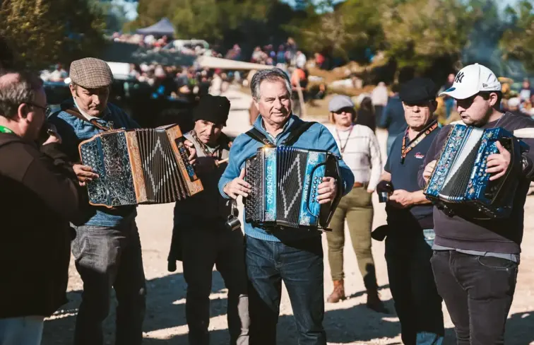 Pessoas a tocar instrumentos musicais