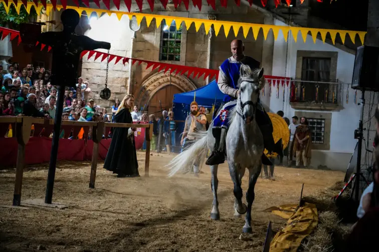 homem sentado num cavalo na feira medieval