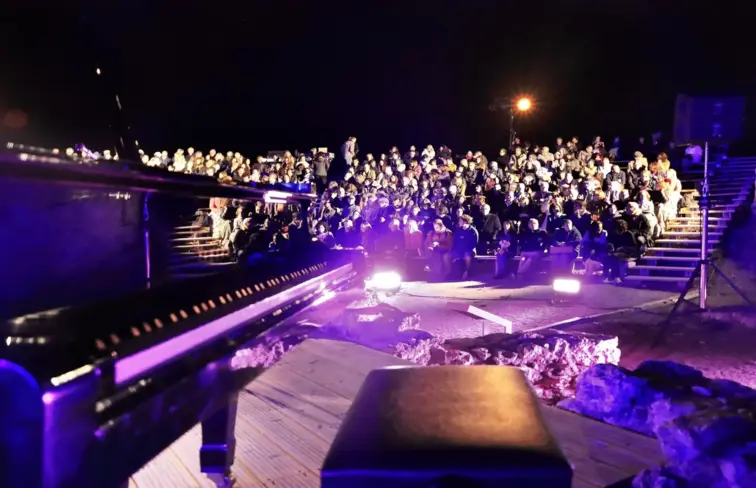 Piano e multidão