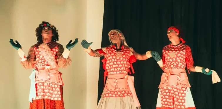 A imagem retrata a peça de teatro "As três Marias" do Teatro Artístico Mondinense,