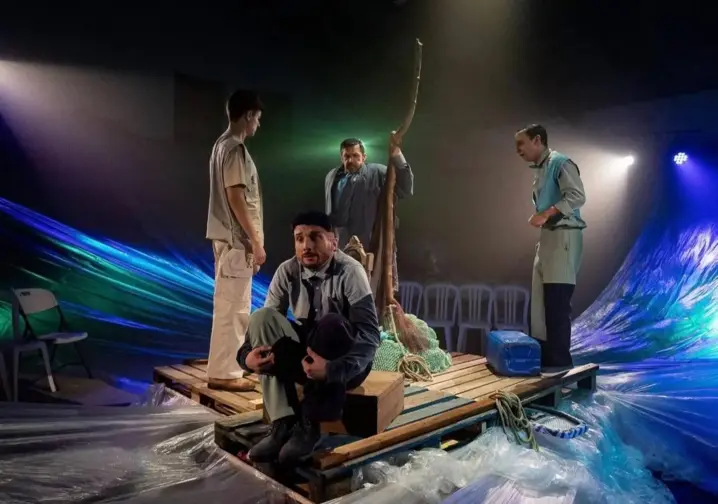 pessoas em cena teatral