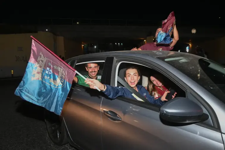 Milhares de adeptos do Torreense esperaram a equipa junto à Câmara Municipal