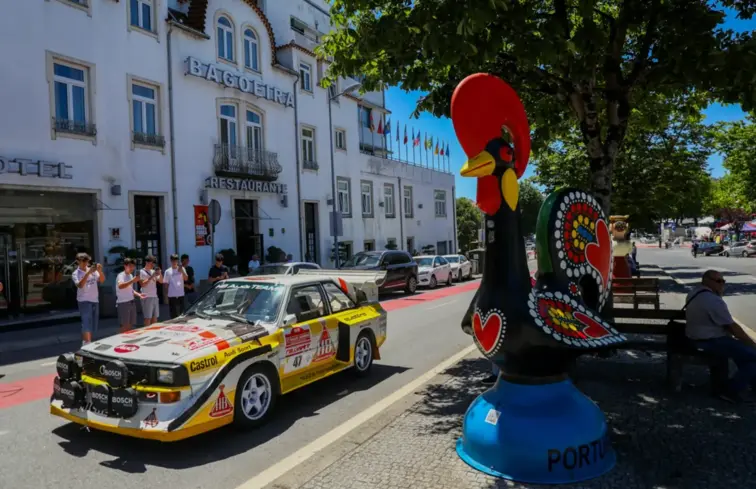 Carro de Rally em rua de Barcelos ao lado do Galo de Barcelos