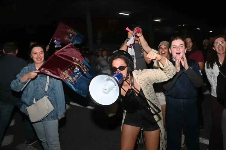 Milhares de adeptos do Torreense esperaram a equipa junto à Câmara Municipal