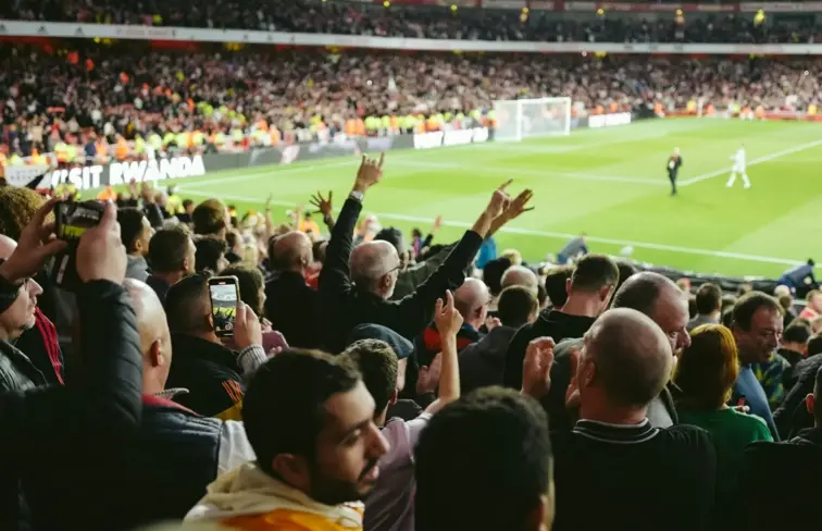 Imagem genérica de adeptos em estádio de futebol