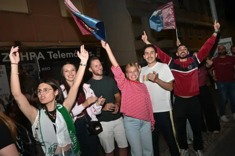 Milhares de adeptos do Torreense esperaram a equipa junto à Câmara Municipal