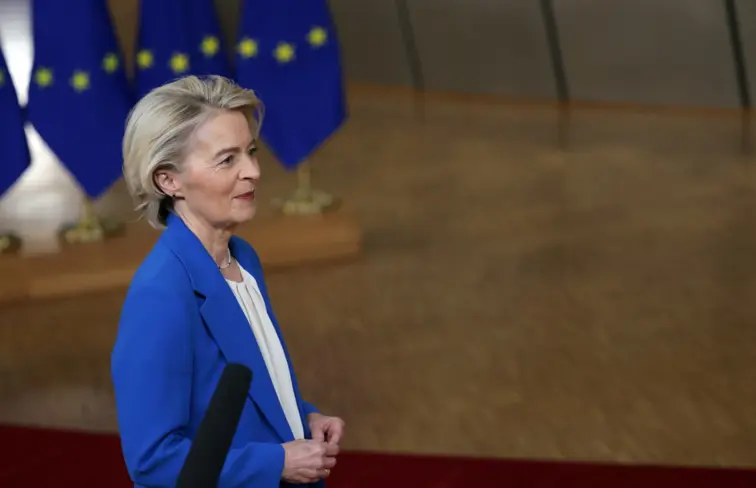 A presidente da Comissão Europeia, Ursula Von der Leyen, de perfil.