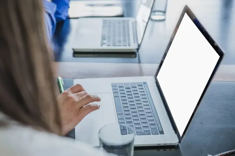 Imagem de uma pessoa a mexer no computador